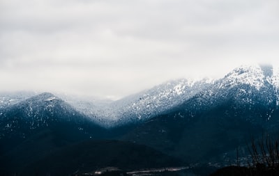 白昼云天下的雪帽山